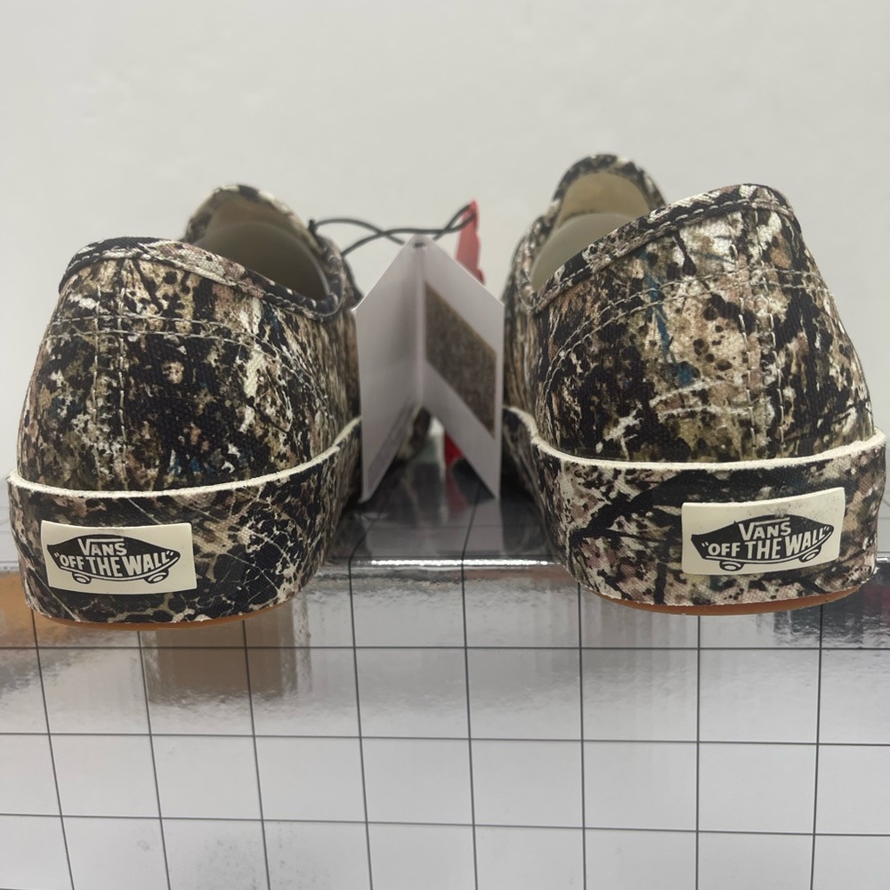 Vans WMNS Authentic Jackson Pollock Sneaker
VN0A2Z5|18K MoMA Artistic Camouflage - Picture 12 of 16
